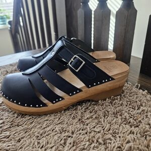 Troentorp Clogs,  Slip On Closed Toe Sandals Leather Womens Sz. 9